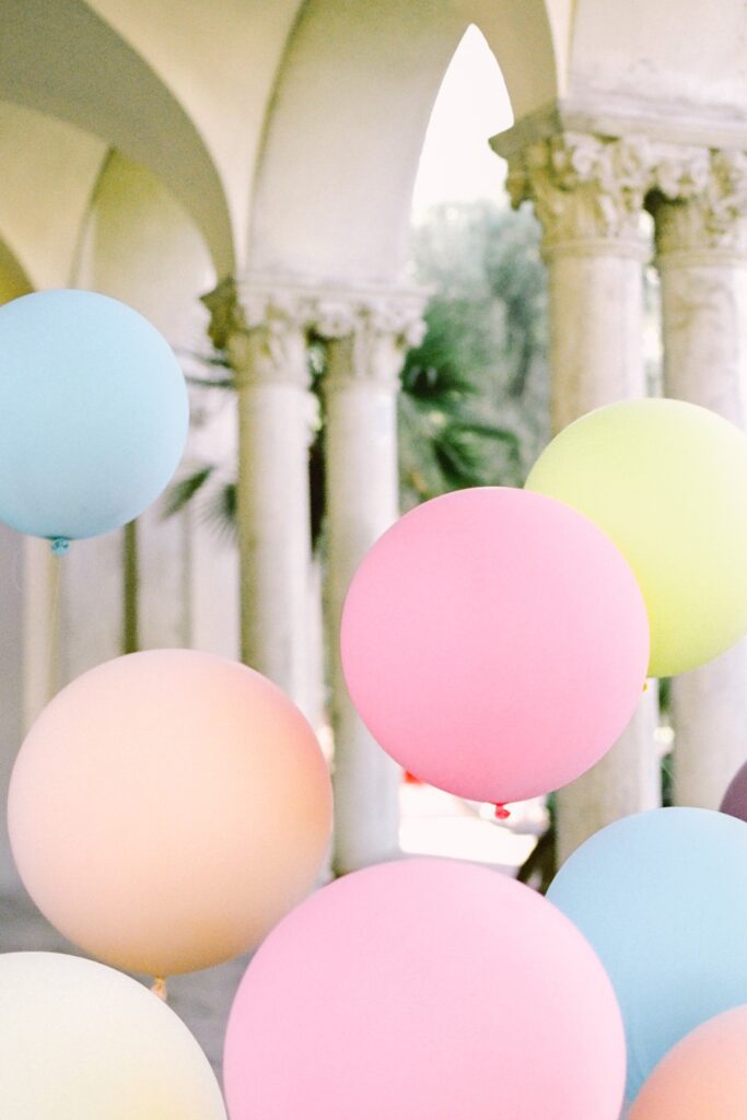 tropical palms and elegant mansion arches Maui maternity pastel balloons