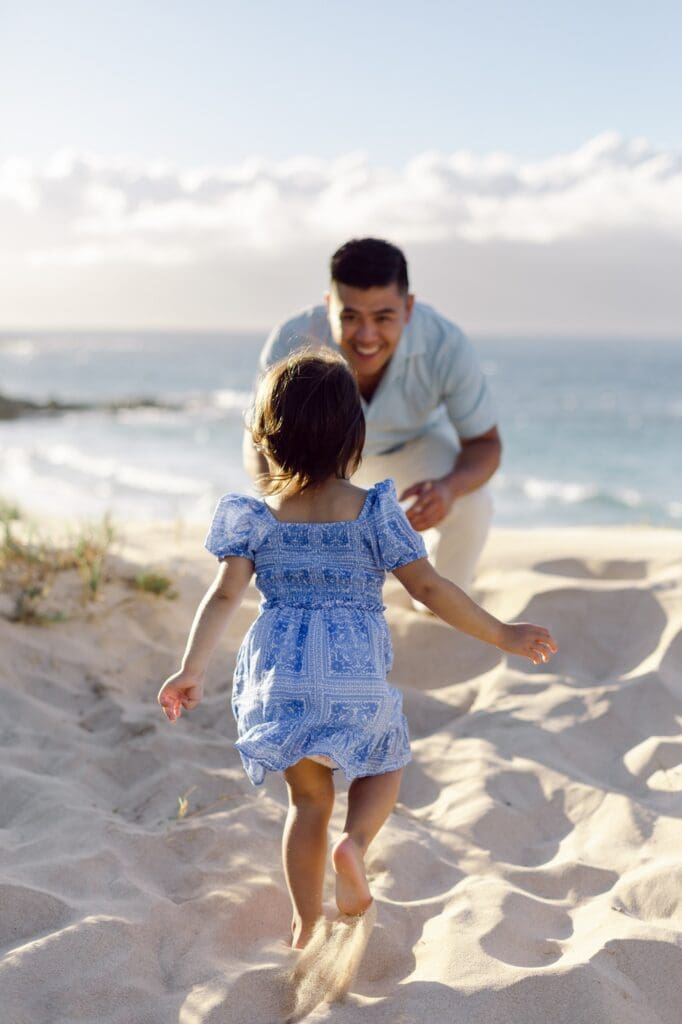 girl running to dad during maui family reunion photos